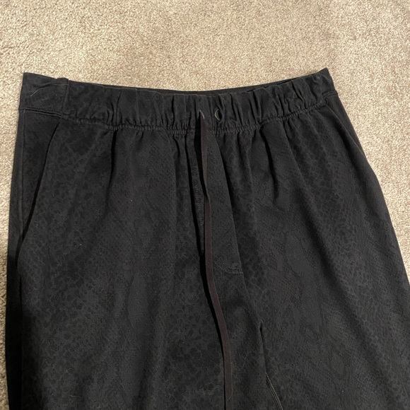 Lululemon Jet Crop (Slim) (Luxtreme 25.5")
Desert Snake Embossed Black - Picture 6 of 9